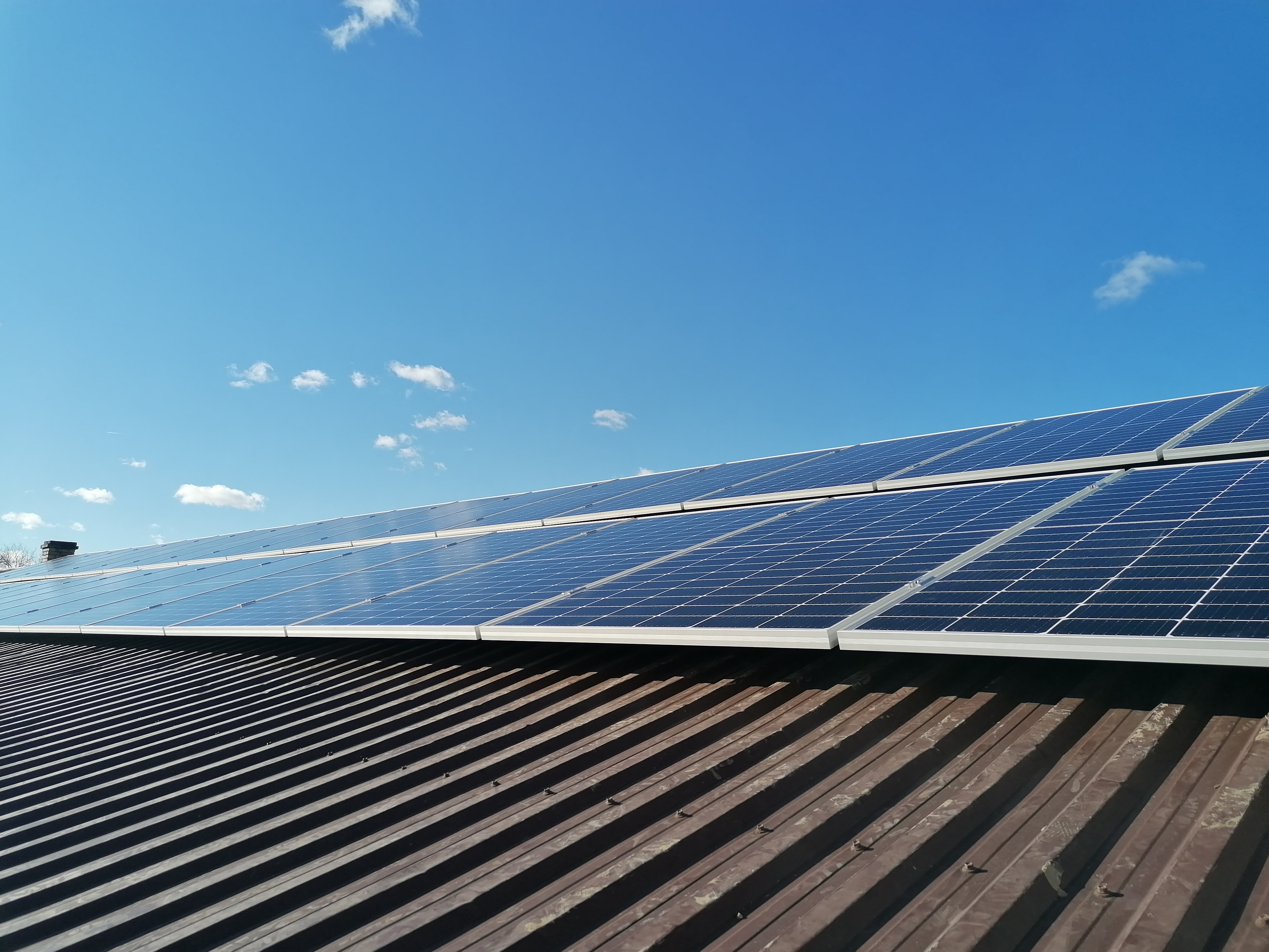 motaj panouri fotovoltaice casuta de vacanta